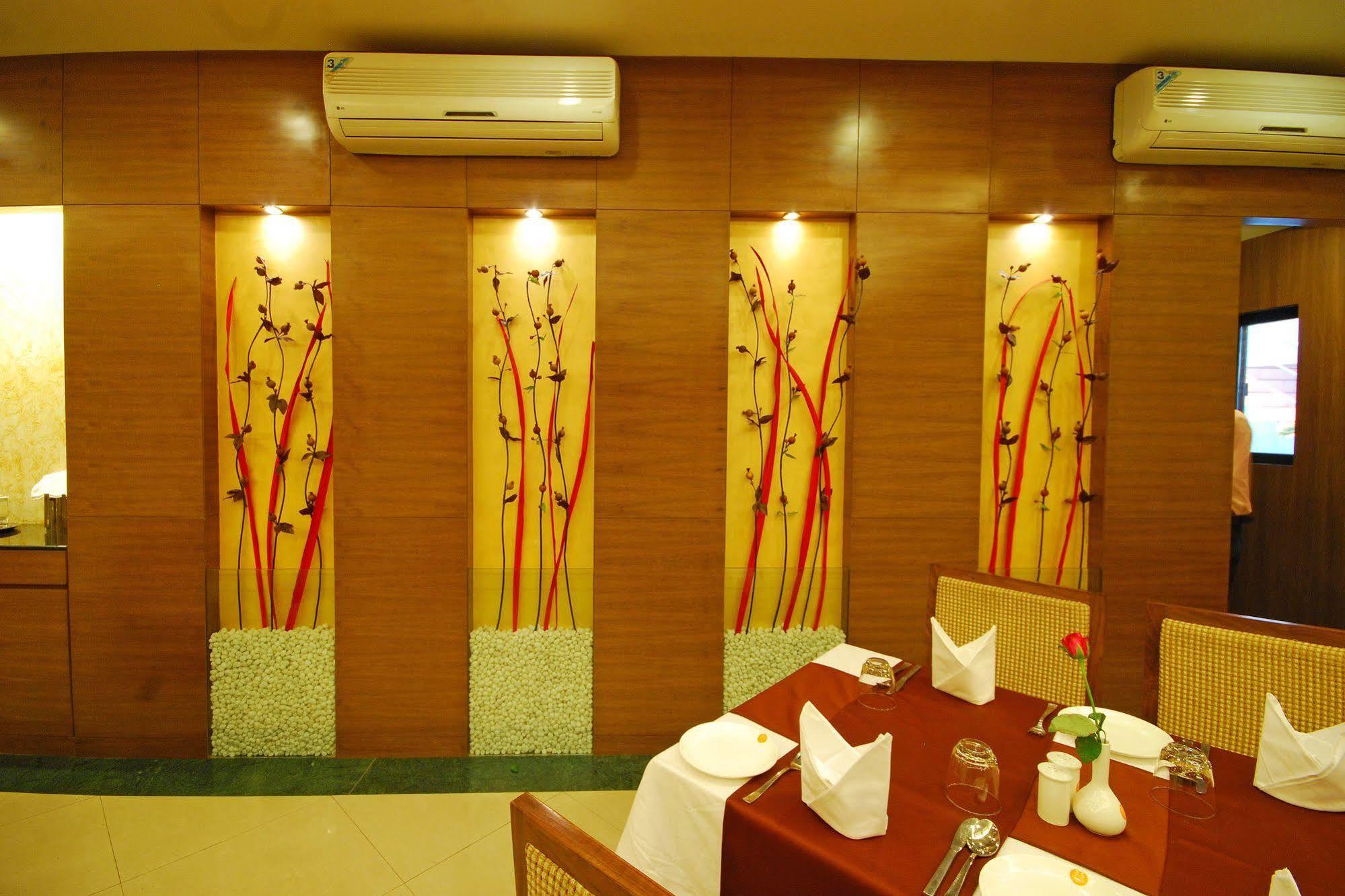 Hotel Phoenix Koregaon Park 3*